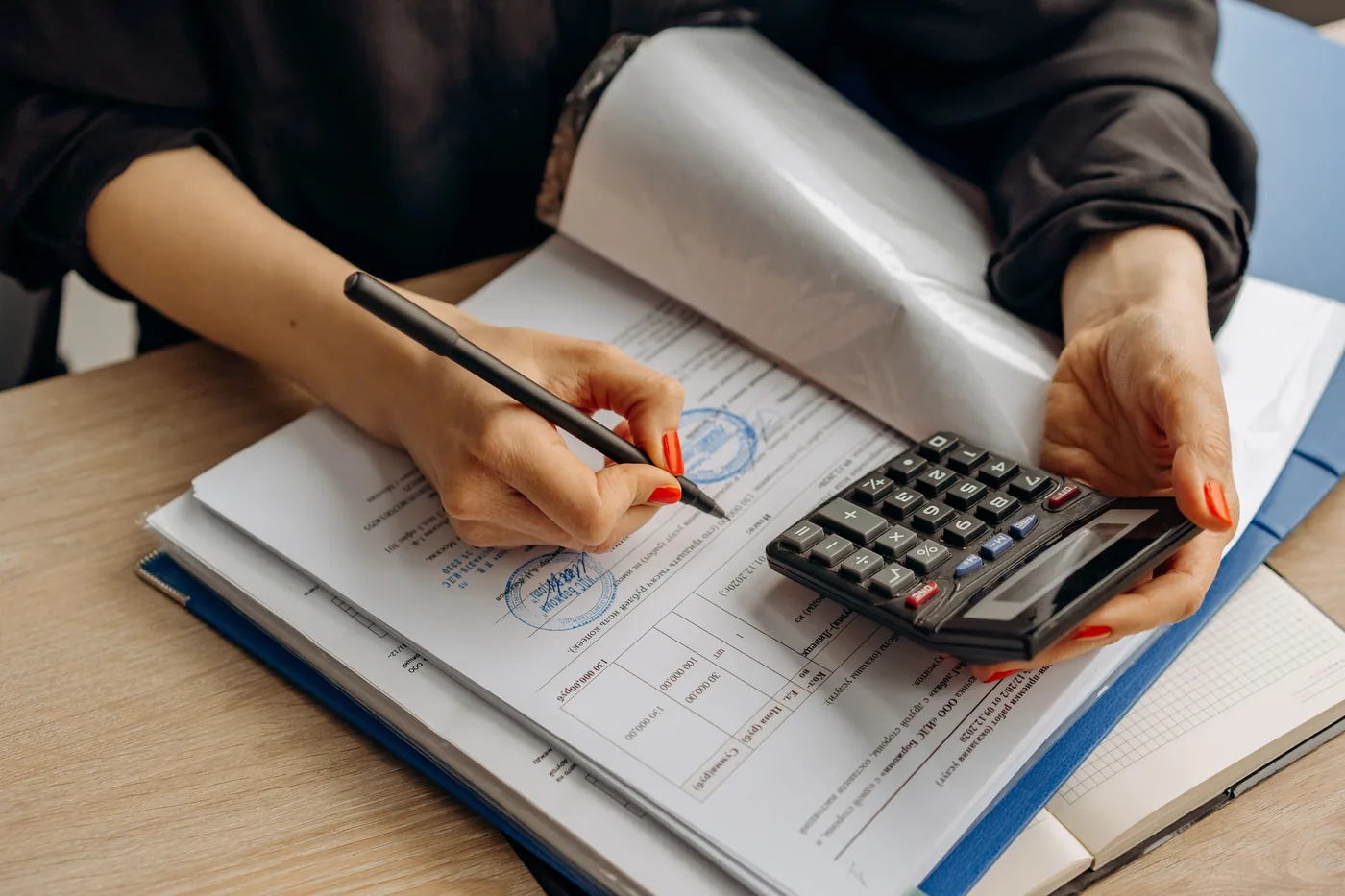 Vérification d'un registre comptable à la calculatrice, classeurs et pièces justificatives